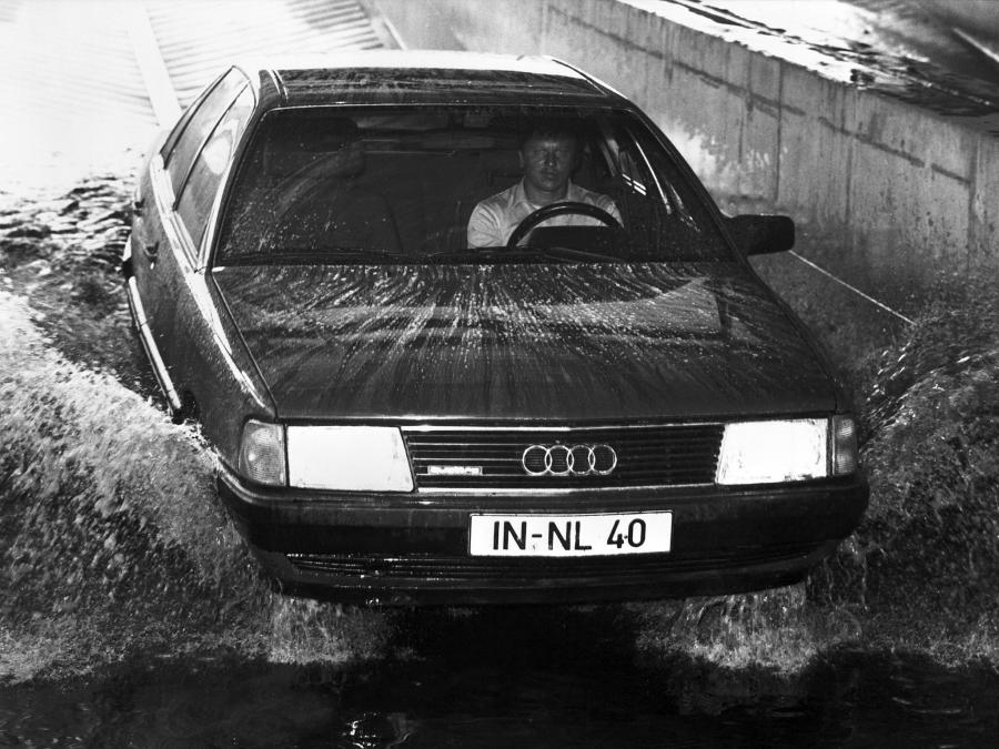  Audi 100 Quattro 1982 года  (фото 2 из 11)